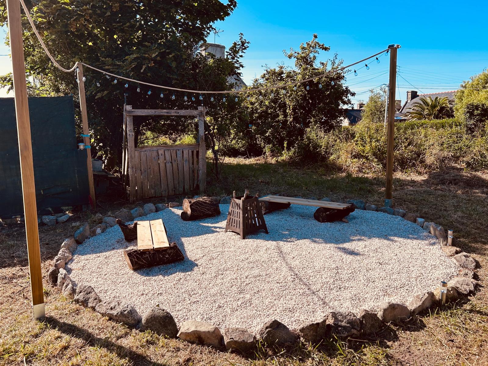 Salon avec poele a bois